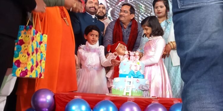 Lucknow News : इंडिया 24 x 7 लाइव टीवी के प्रधान संपादक डॉक्टर सुनील वर्मा उर्फ़ सोनू जी के सुपुत्र सम्राट का प्रथम जन्म उत्सव बड़ी धूमधाम मनाया गया