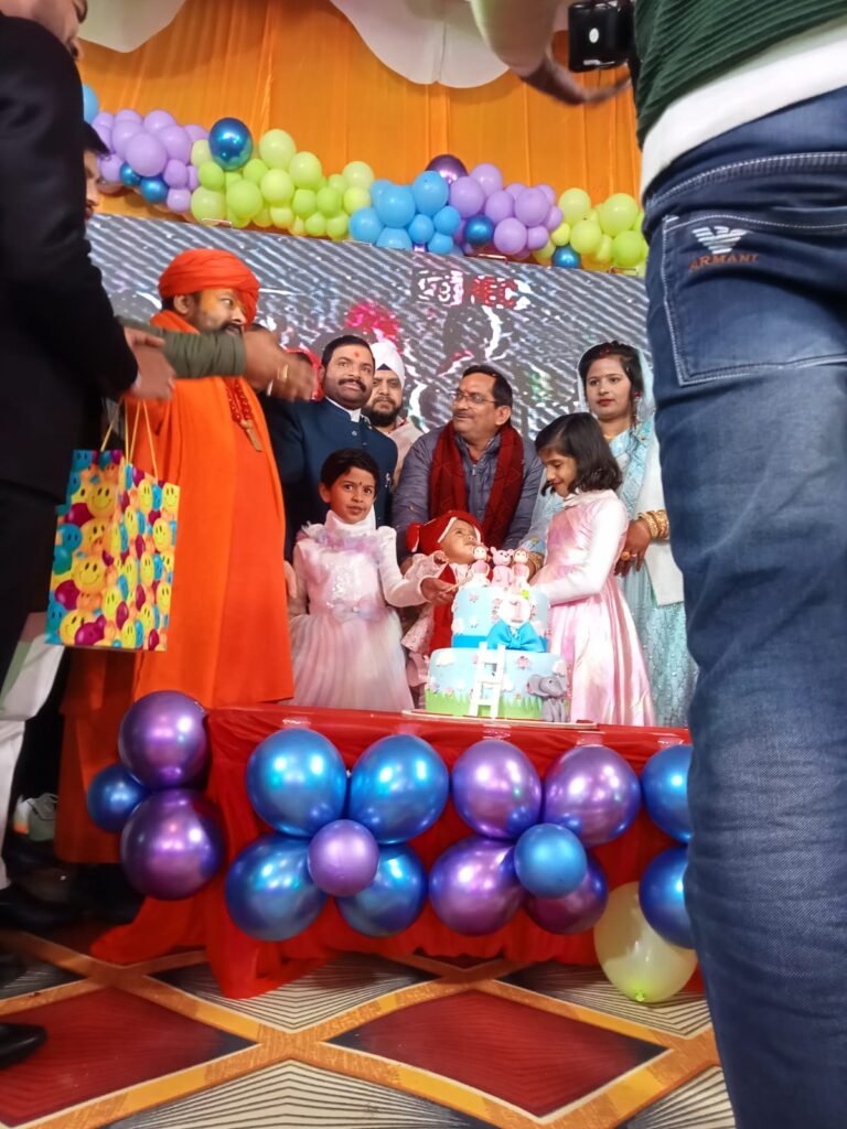 Lucknow News : इंडिया 24 x 7 लाइव टीवी के प्रधान संपादक डॉक्टर सुनील वर्मा उर्फ़ सोनू जी के सुपुत्र सम्राट का प्रथम जन्म उत्सव बड़ी धूमधाम मनाया गया 2 WhatsApp Image 2023 12 31 at 13.52.23