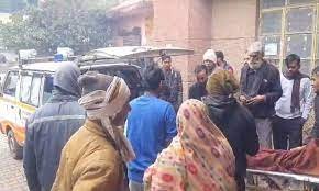 Etah News: तेज रफ्तार मैक्स पिकअप ने घर के बाहर खड़े चार लोगों को रौंदा, 1 की मौत, 3 घायल