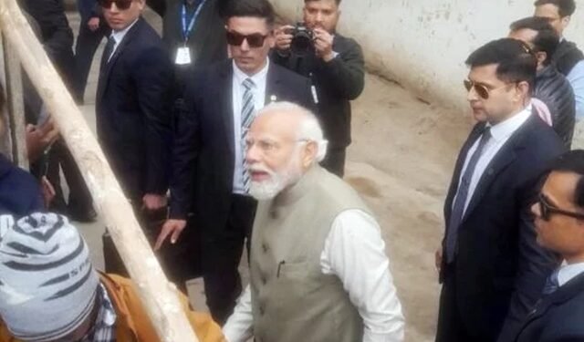 Ayodhya Visit Pm: एयरपोर्ट जाते समय अचानक मीरा मांझी के घर पहुंचे PM मोदी, राम मंदिर उद्घाटन कार्यक्रम का दिया न्योता