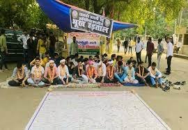 Lucknow News : लखनऊ विश्वविद्यालय में भूख हड़ताल पर बैठे छात्रों की बिगड़ी हालत ,जानिए पूरा मामला 2 image 274