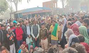 Bulandshahr News: करंट लगने से संविदा विद्युत कर्मी की मौत, गुस्साए ग्रामीणों ने शव रखकर सड़क किया जाम 4 image 30