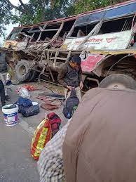 Bahraich Road Accident : बहराइच में दर्दनाक हादसा ! प्राइवेट बस और ट्रक में आमने सामने टक्कर, तीन की मौत, दर्जनों घायल 1 image 560