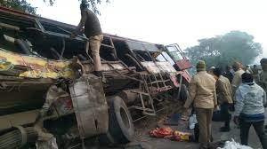 Bahraich Road Accident : बहराइच में दर्दनाक हादसा ! प्राइवेट बस और ट्रक में आमने सामने टक्कर, तीन की मौत, दर्जनों घायल 3 image 563