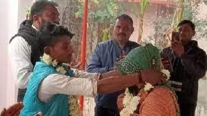 Fatehpur News : फतेहपुर में शाबिया से सीता बनी मुस्लिम युवती ने मंदिर में की शादी