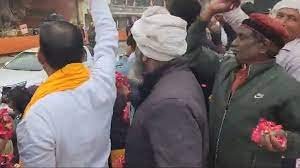 PM Modi in Ayodhya : इकबाल अंसारी ने पीएम मोदी पर बरसाए फूल, भूमिपूजन के दौरान मिला था न्योता 2 image 695