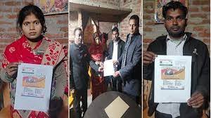 Ayodhya News : PM मोदी मीरा मांझी के घर आए तो खुल गया भाग्य, आयुष्मान कार्ड लेकर पहुंचे जिलाधिकारी 2 image 709