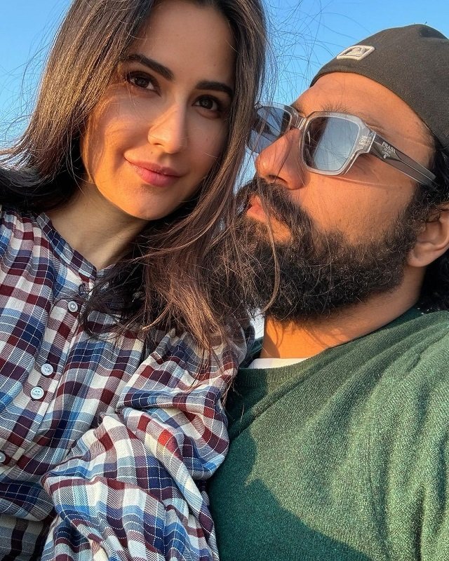 Katrina Kaif: कैटरीना कैफ ने विक्की संग शेयर की रोमांटिक तस्वीरें, विक्की की गोद में बैठ दिए खूब रोमांटिक पोज 4 15 26 362157429vikcy katrina 1