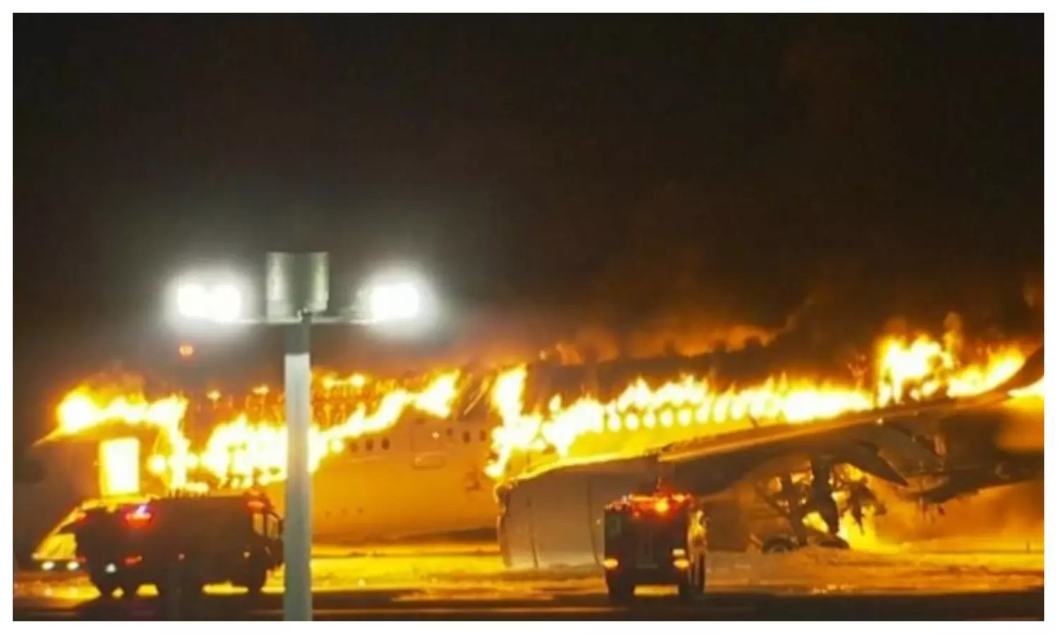 Japan Airplane: रनवे पर दौड़ रहे यात्री विमान में लगी आग, मचा हड़कंप