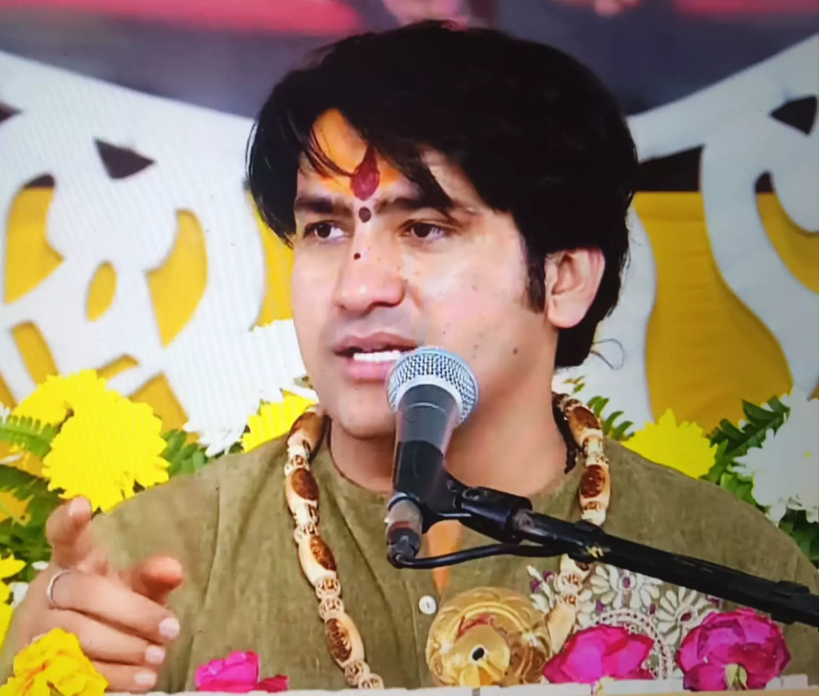 Gorakhpur News: श्रीराम कथा के दौरान पं. धीरेन्द्र कृष्ण शास्त्री ने उछाला ज्ञानवापी और मथुरा का मुद्दा
