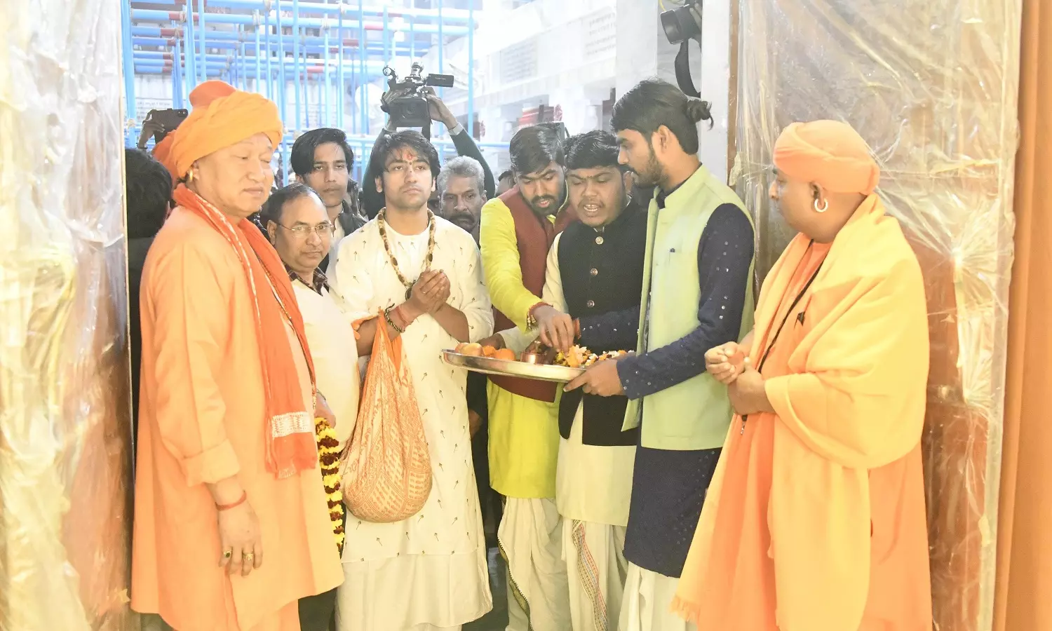 Gorakhpur News: पंडित धीरेन्द्र शास्त्री पहुंचे गोरखनाथ मंदिर! बोले- मुझे मंदिरों में भीड़ और सड़कों पर तूफान चाहिए