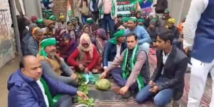 Auraiya News: भारतीय किसान यूनियन ने जमकर किया प्रदर्शन, ब्लॉक पर लगाया ताला