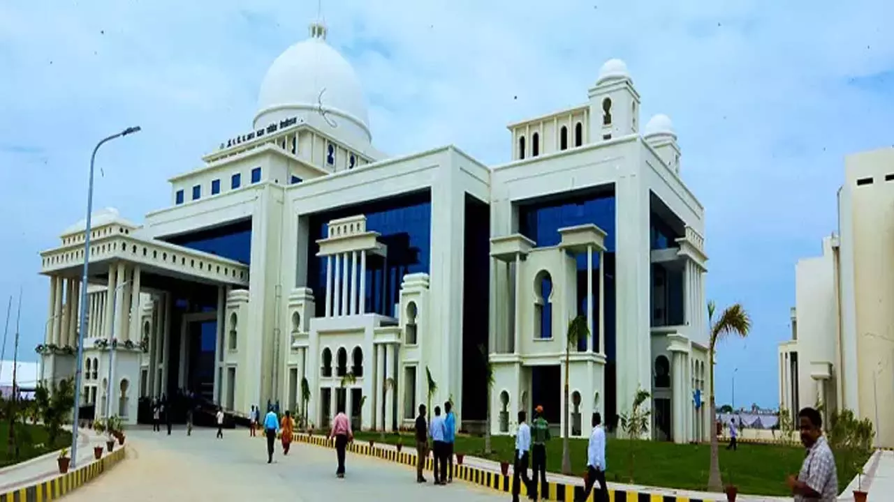 Lucknow News: नशे में धुत नीट की छात्रा की 9वें फ्लोर से नीचे गिरकर मौत
