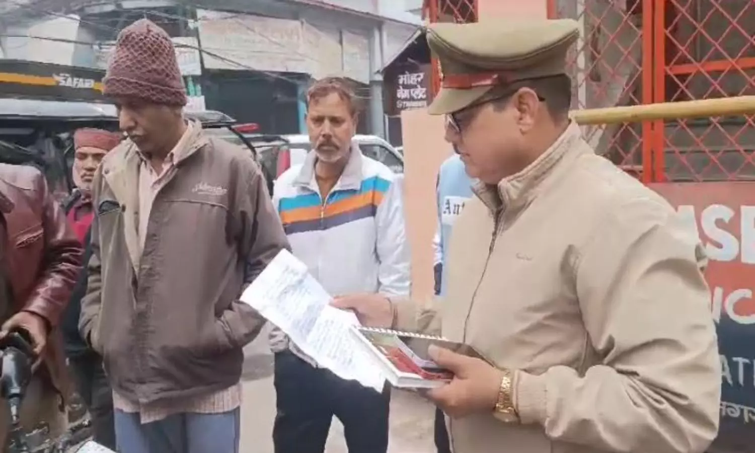 Kanpur News: मंदिर को बम से उड़ाने की धमकी! अराजक तत्वों ने फेंके धमकी भरे पोस्टर