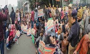 Lucknow News : 69000 शिक्षक भर्ती मामला: नियुक्ति की मांग को लेकर 6800 शिक्षक अभ्यर्थी ने मुख्यमंत्री आवास का किया घेराव