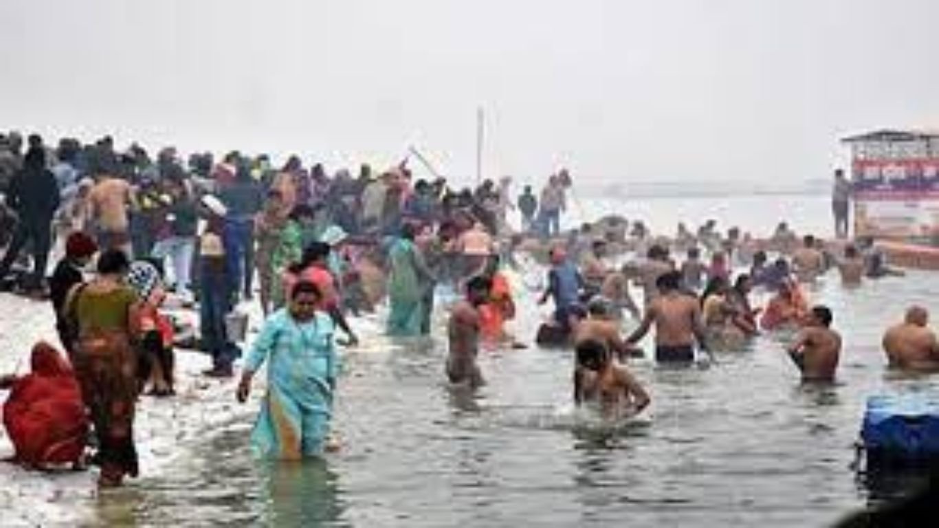 Paush Purnima 2024: पौष पूर्णिमा पर संगम नगरी में उमड़े श्रद्धालु, कड़कड़ाती ठंड में लगाई आस्था की डुबकी