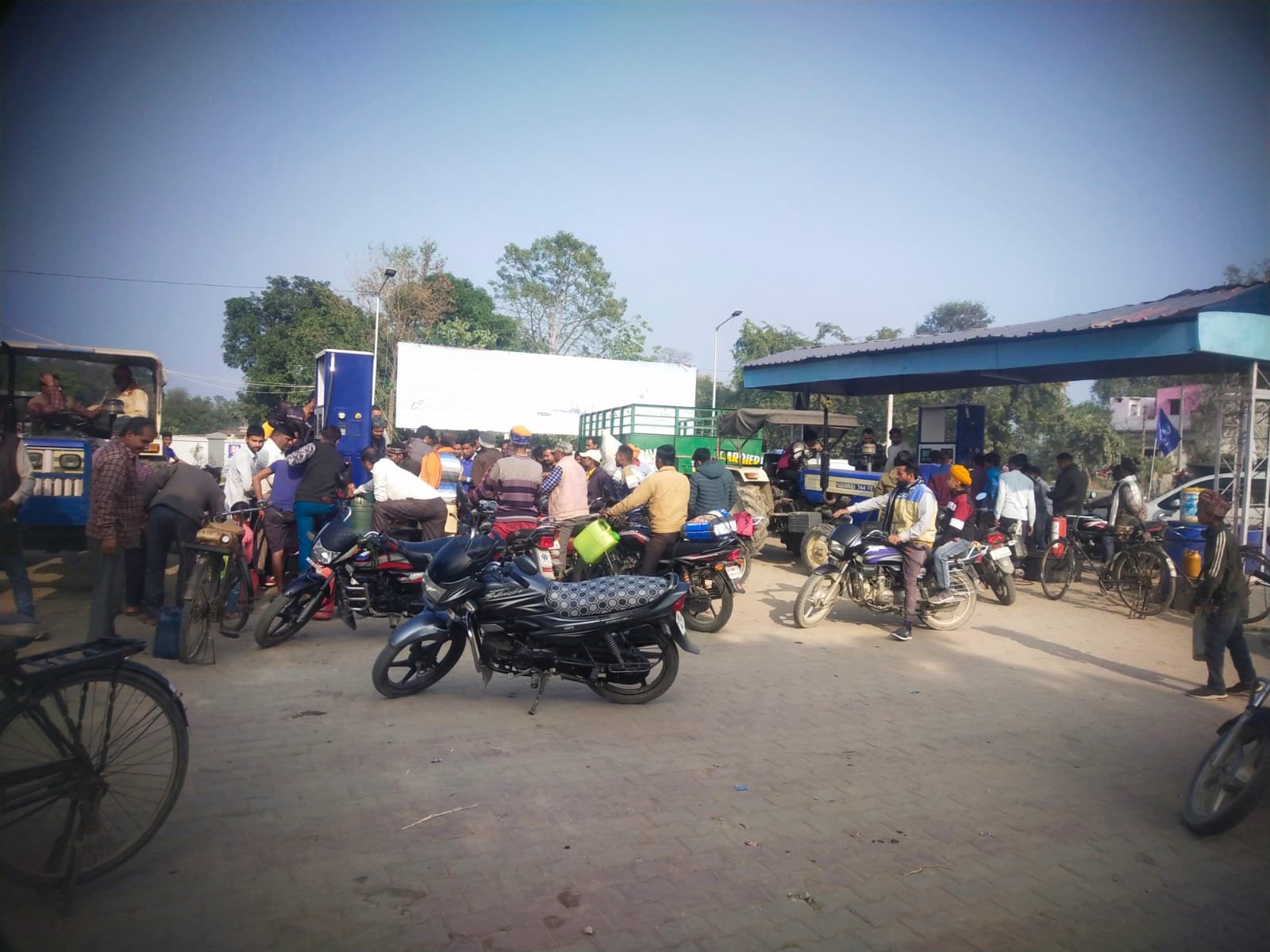 Uttar Pradesh: ट्रक चालकों की हड़ताल का सिंघई व बेलरायां में व्यापक असर