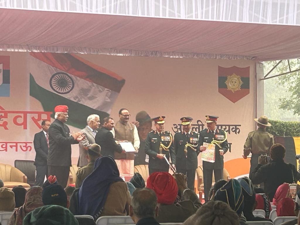 Lucknow News : 8वें वेटेरंस दिवस पर उत्तर प्रदेश के उप मुख्यमंत्री, मुख्य सचिव और डीएम लखनऊ ने दिया सम्मान