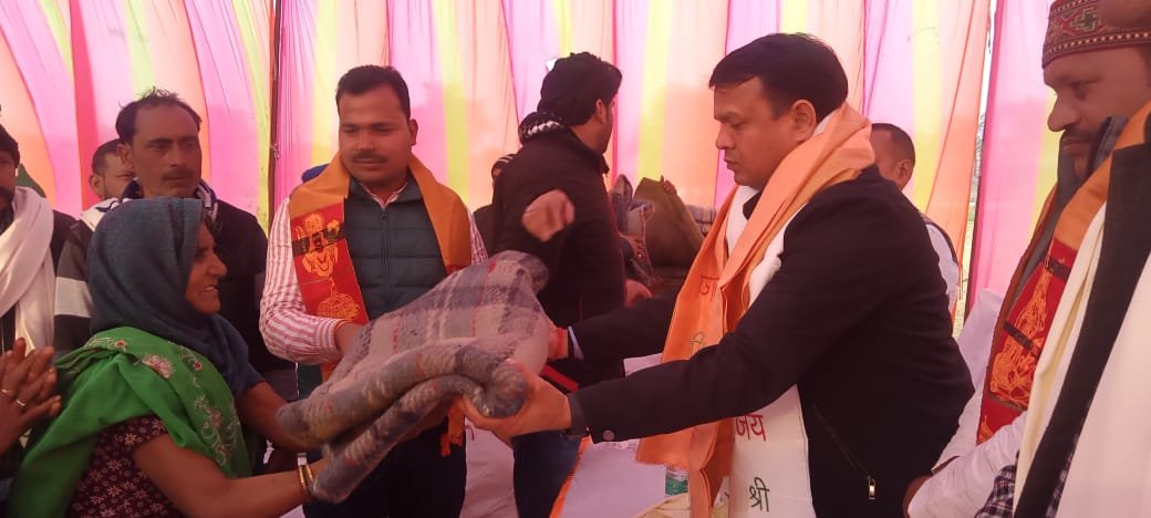 Amethi: ग्राम सभा शिवली प्रधान प्रतिनिधि द्वारा हजारों गरीबों में वितरित किया गया कंबल