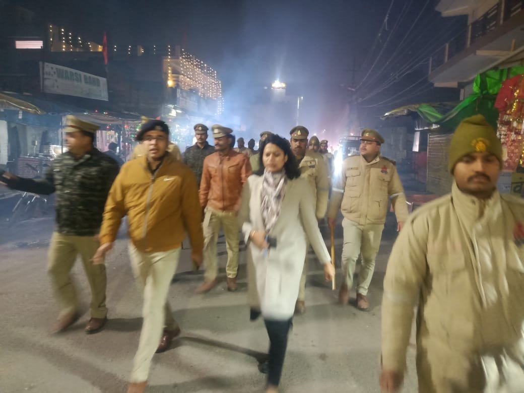 Raebareli: रायबरेली की सड़कों पर उतरे DM और SP, दुकानदारों से की बात