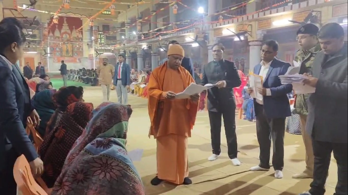 Gorakhpur News: जनता दर्शन में सीएम ने दिया भरोसा! बोले-पेंशन, मकान, राशनकार्ड सब दिलाएंगे