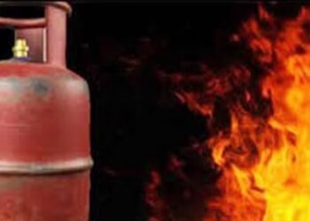 Gas Cylinder Blast: चाय के लिए गैस सिलेंडर ऑन करते ही फटा सिलेंडर, हादसे में पत्नी की मौत, पति घायल