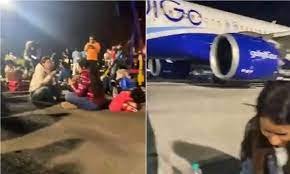 Indigo Airlines: रनवे पर खाना खाने के लिए मजबूर यात्रियों के मामले में एक्शन, मंत्रालय ने Indigo को जारी किया नोटिस 2 image 380