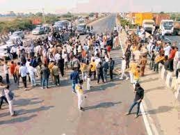 Truck Drivers Strike : यूपी में ट्रक ड्राइवरों का चक्का जमा, इस कानून के खिलाफ हाईवे पर किया प्रदर्शन 2 image 41