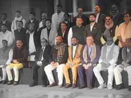 UP Politics: सपा विधायकों के बीच नजर आए ओम प्रकाश राजभर, कुछ BJP विधायक भी दिखे, देखें तस्वीरें 1 image 457