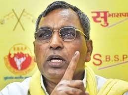 UP Politics: सपा विधायकों के बीच नजर आए ओम प्रकाश राजभर, कुछ BJP विधायक भी दिखे, देखें तस्वीरें 2 image 458