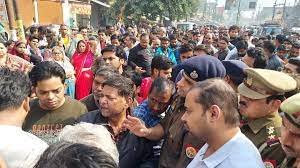 Sultanpur Road Accident : सुल्तानपुर-लखनऊ हाईवे पर भीषण सड़क हादसा , एक ही परिवार के तीन लोगों की मौत, चार घायल 4 image 47