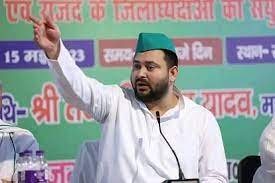 Bihar News : लालू के बाद अब तेजस्वी यादव पहुंचे ईडी के दफ्तर, समर्थकों ने कार को घेरा, समर्थन में नारेबाजी की 1 image 721
