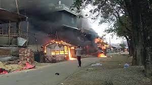 Manipur violence: मणिपुर में फिर हिंसा, ताबड़तोड़ फायरिंग में 2 मौतें, महीने भर में जा चुकी हैं 9 जान 4 image 739