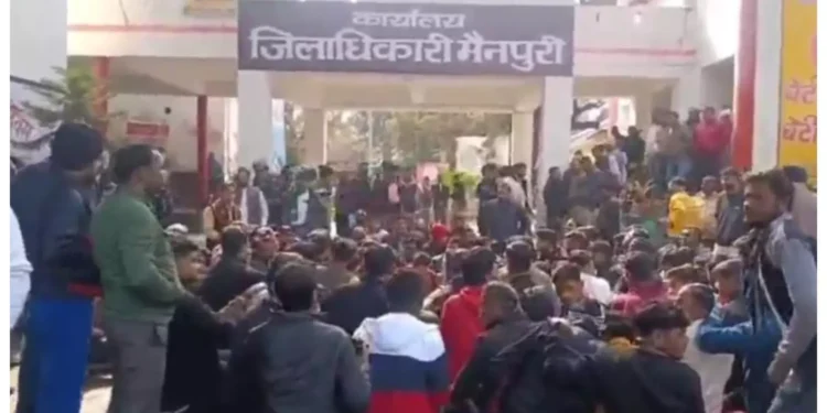 Mainpuri News: बीजेपी नेता के साथ मारपीट! डीएम कार्यालय का घेराव कर प्रशासन के खिलाफ किया प्रदर्शन