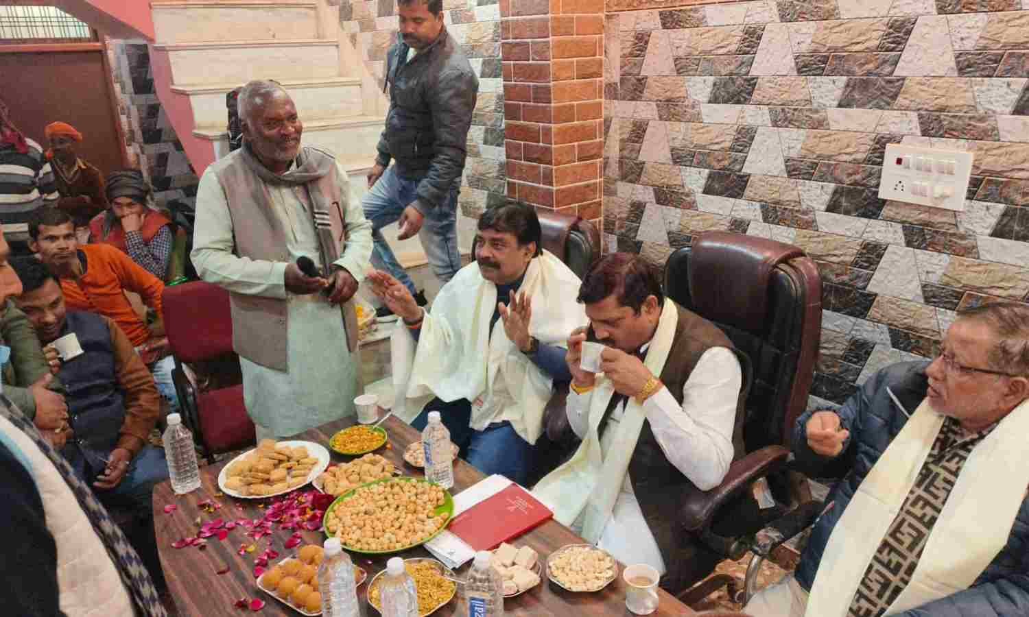 UP News: भाजपा का गांव चलो, गली चलो अभियान शुरू, लोगों के बीच पहुंचे विधायक