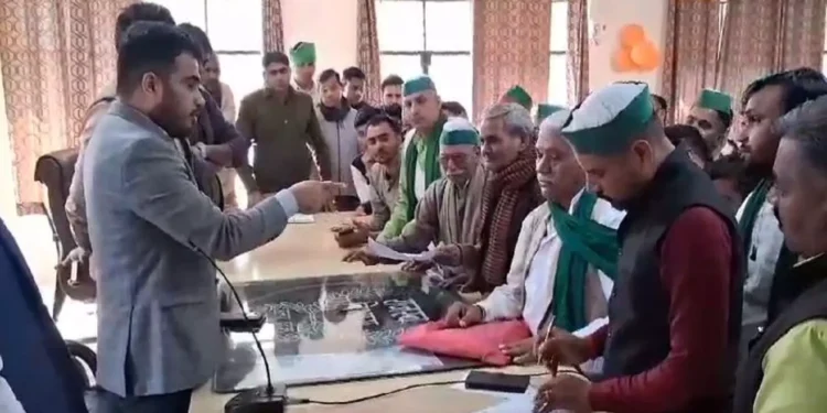 UP News: खैर मंडी परिसर में 61 दिनों से धरने पर बैठे किसान यूनियन के कार्यकर्ता