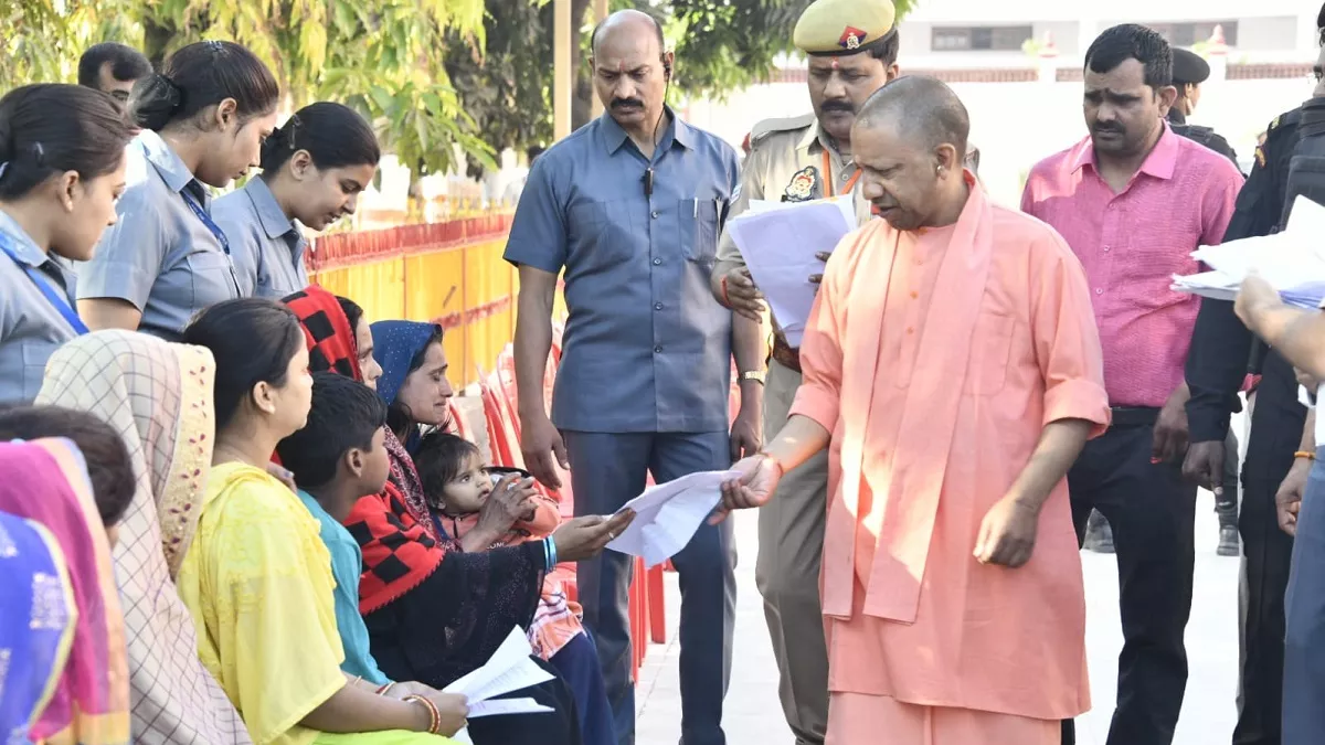 Gorakhpur: जनता दर्शन में पहुंचे 500 लोग! सीएम योगी ने सुनी समस्याएं, बोले - गरीबों को कोई नहीं उजाड़ पाएगा