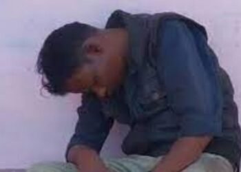 Madhya Pradesh: शराब के नशे में टुन्न थे गुरूजी, छात्रों ने बनाया वीडियो और कर दिया वायरल