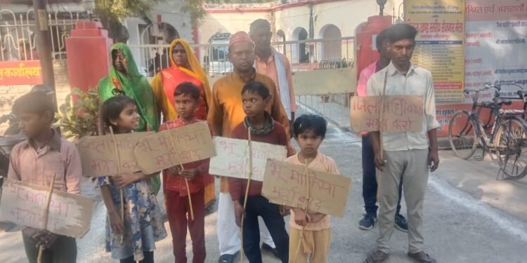 Mirzapur News: गंगा नदी के किनारे बसा कटानपर, सरकारी आवास न बनने से एक परिवार परेशान