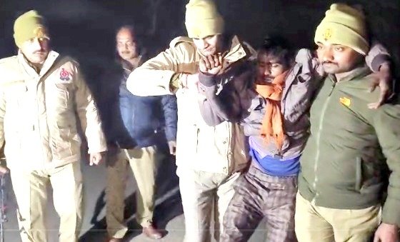 Sitapur: 25,000/- रुपए का इनामी बदमाश पुलिस मुठभेड़ मे गिरफ्तार