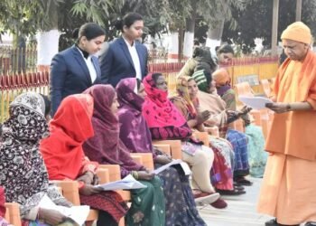 Gorakhpur News : जनता दर्शन में पहुंचे लोगों की CM योगी ने सुनी समस्याएं ,अधिकारियों को सख्त दिए निर्देश
