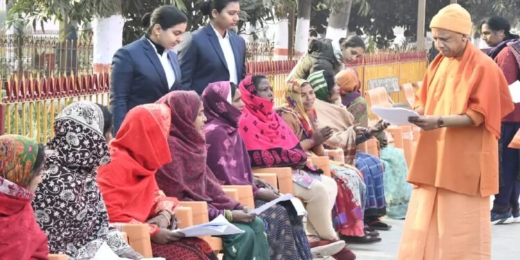 Gorakhpur News : जनता दर्शन में पहुंचे लोगों की CM योगी ने सुनी समस्याएं ,अधिकारियों को सख्त दिए निर्देश