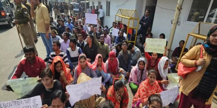 Lucknow News : 69000 शिक्षक भर्ती मामले में अभ्यर्थियों ने उप मुख्यमंत्री आवास का किया घेराव, की नियुक्ति की मांग 1 Lucknow News : 69000 शिक्षक भर्ती मामले में अभ्यर्थियों ने उप मुख्यमंत्री आवास का किया घेराव, की नियुक्ति की मांग