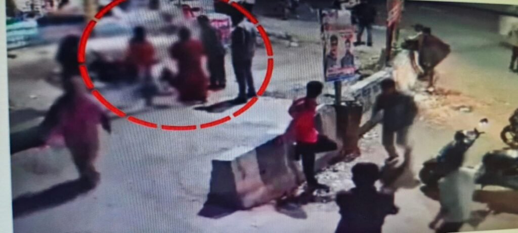 Auraiya News: बीच सड़क पर दो महिलाओं के साथ दो लोगों ने जमकर मारपीट की, वीडियो वायरल