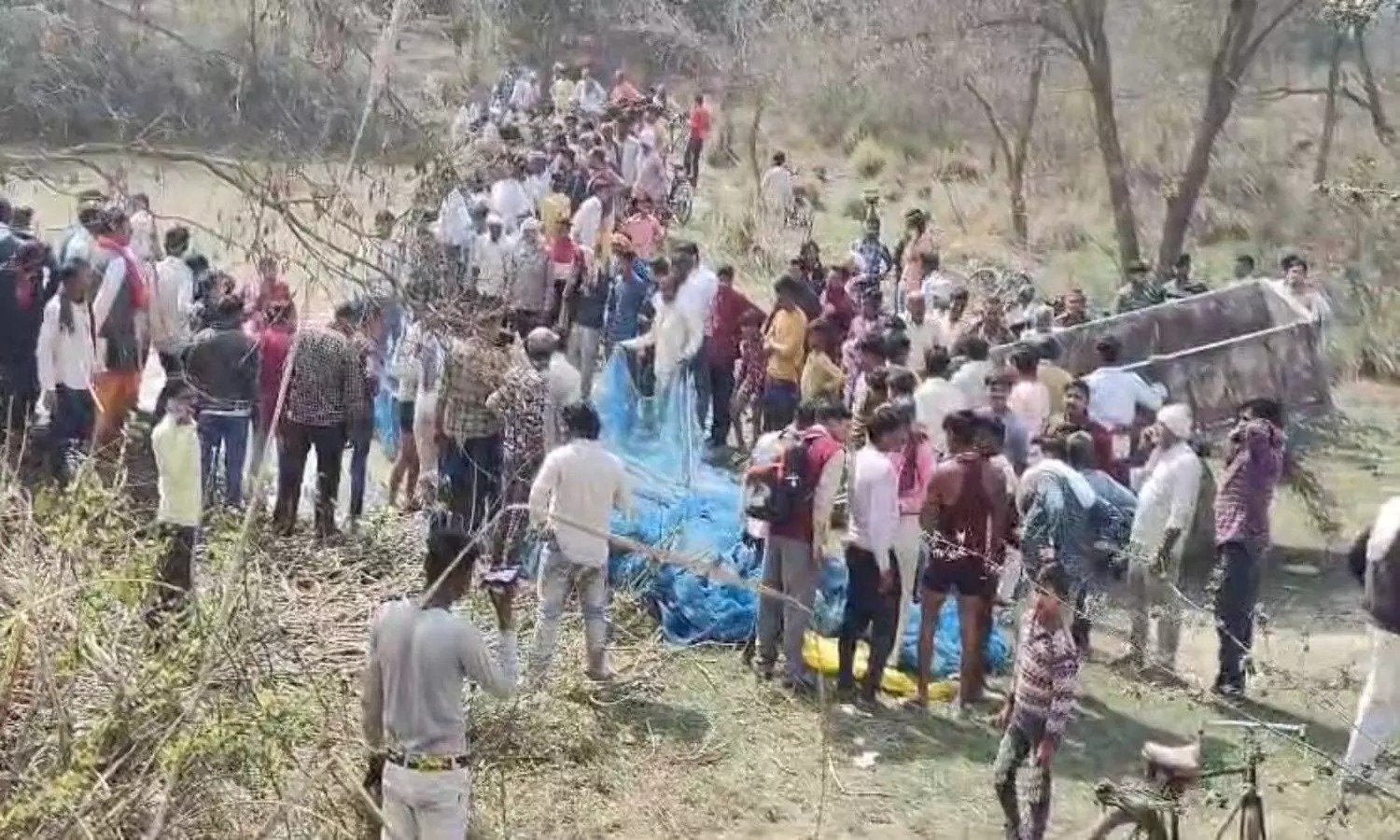 Kasganj News : दर्दनाक हादसा: श्रद्धालुओं से भरी ट्रैक्टर-ट्रॉली तालाब में पलटी, 12 लोगों की मौत