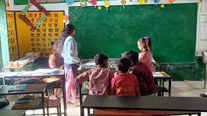 Uttar Pradesh: प्राइमरी स्कूलों में फिलहाल नहीं होंगी शिक्षक भर्ती, लेकिन बढ़ सकता है शिक्षामित्रों का मानदेय 1 image 107