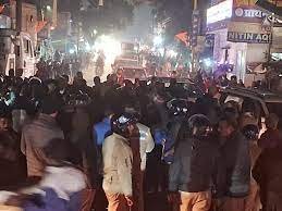 Gorakhpur News: ऑटो चालक के हत्यारों का कोई सुराग नहीं, पोस्टमॉर्टम के बाद शव रखकर परिजनों ने किया चक्काजाम 1 image 134