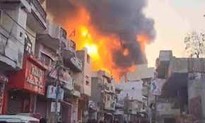 Delhi News : दिल्ली में दर्दनाक हादसा ,पेंट फैक्ट्री में लगी भीषण आग, 11 लोग जिंदा जले
