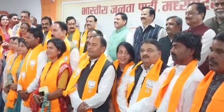 Politics News: कांग्रेस को लगा बड़ा झटका! CM बोले- भाजपा में आने वालों की लंबी लाइन, सभी का स्वागत