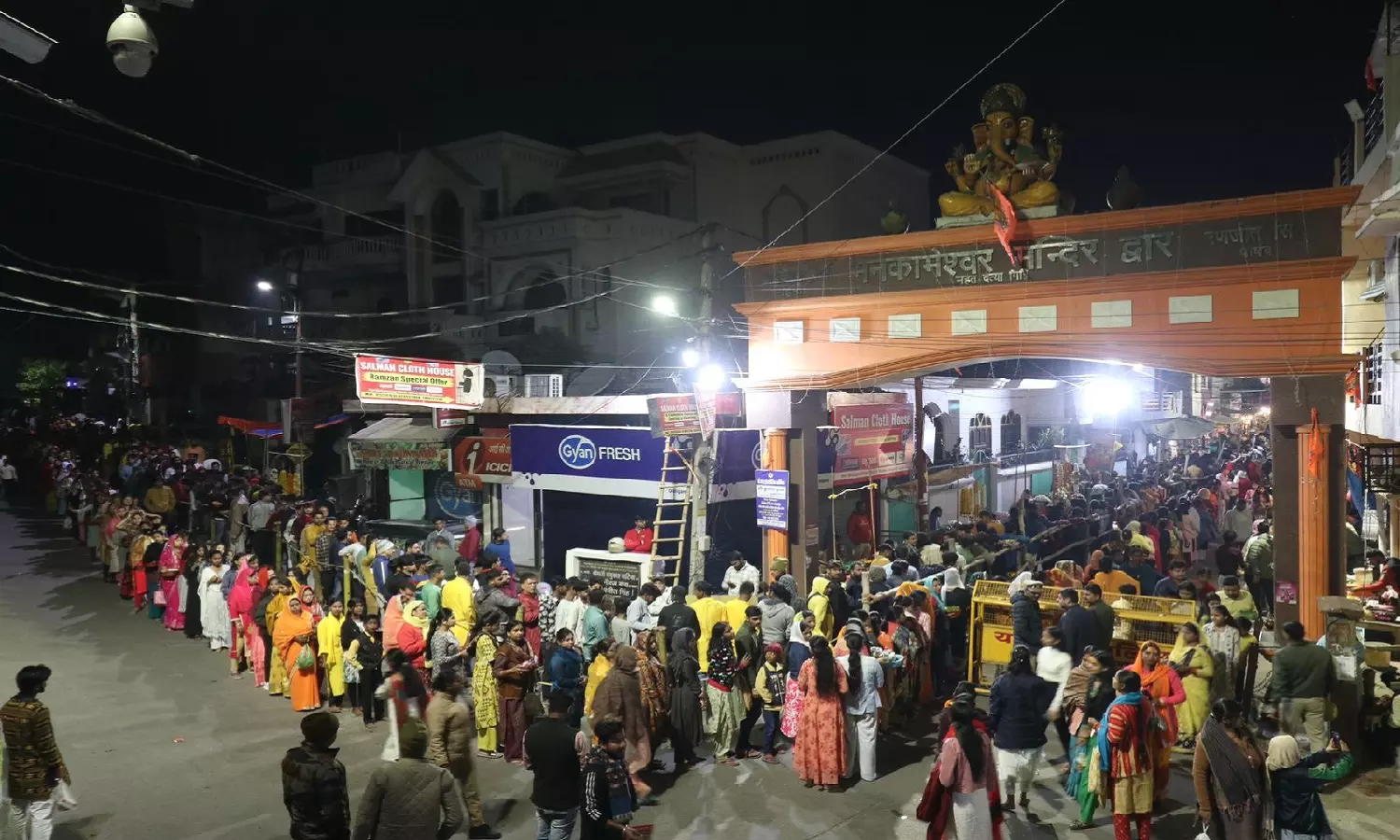 Lucknow: महाशिवरात्रि पर हर-हर महादेव से गूंज रहा मनकामेश्वर मंदिर